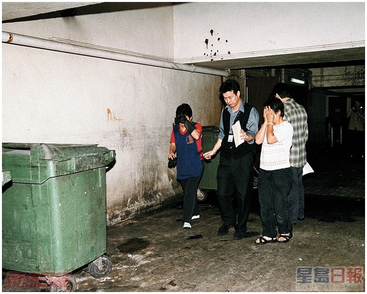 揭發兇案的兩名清潔女工(掩面者)協助警方調查。資料圖片
