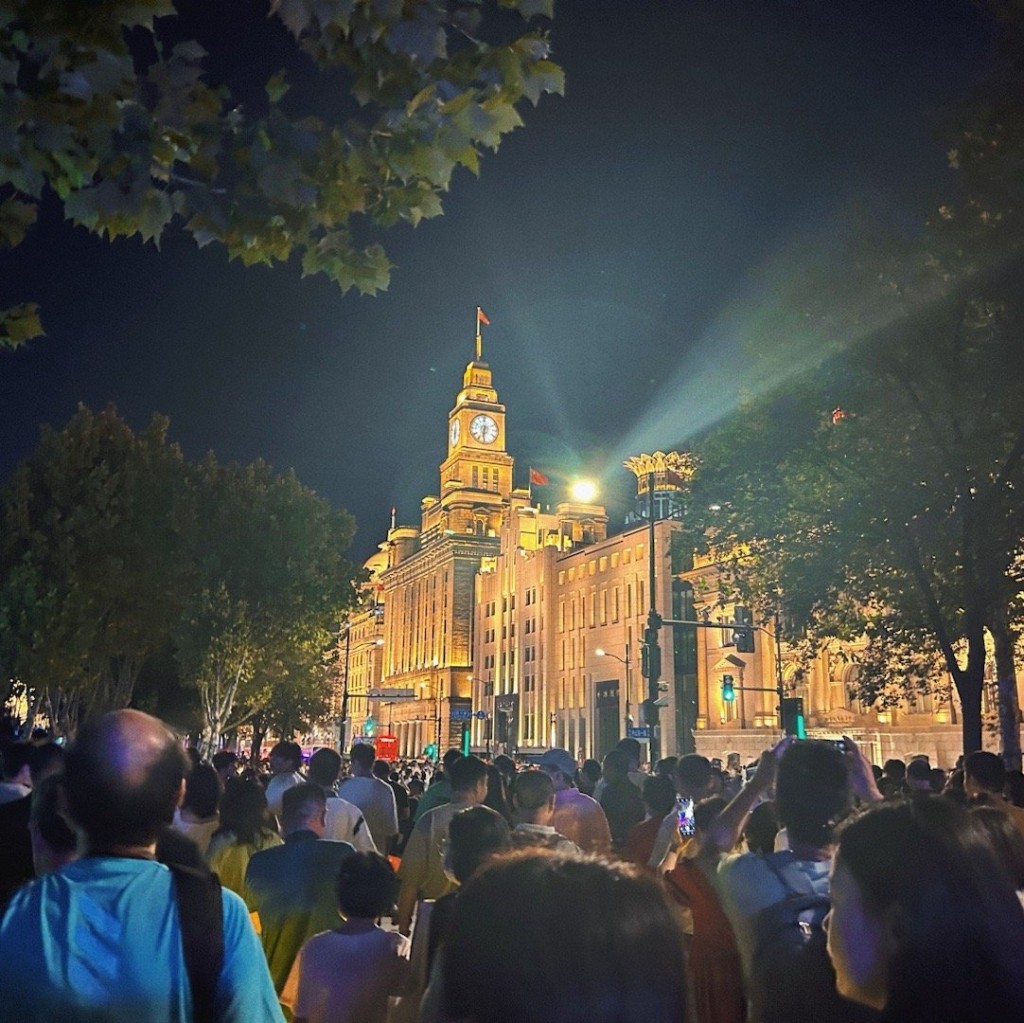 大批民眾湧到上海外灘慶祝國慶。微博