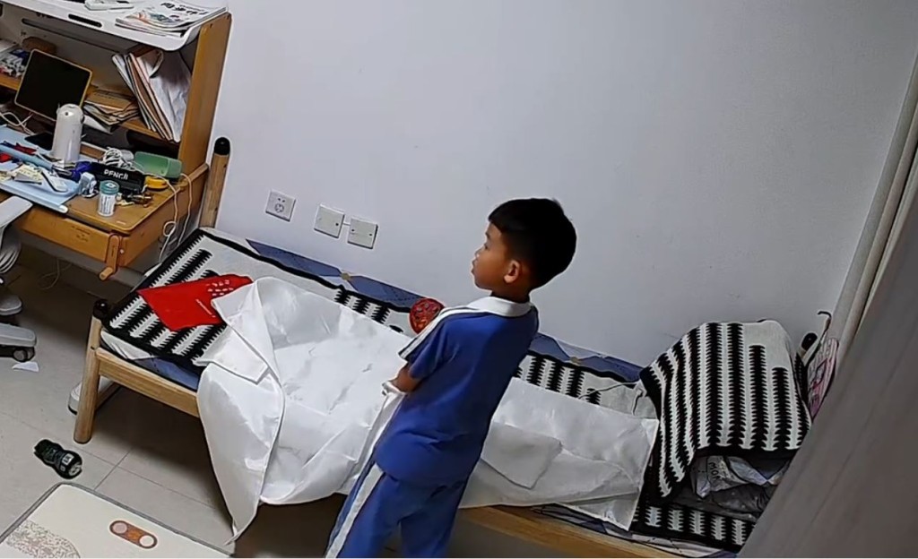 “虫虫”好奇打开灭火毯，致全身刺满玻璃纤维，又痕又痛。抖音