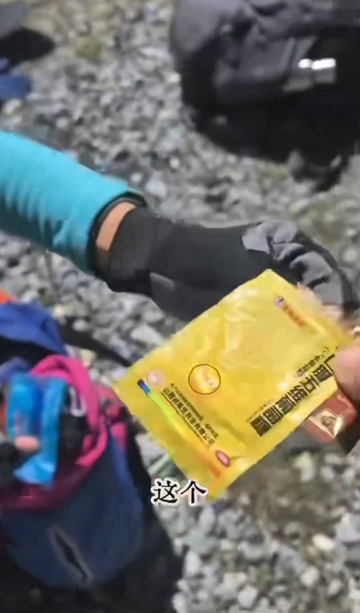 路过的登山者提供物资救助高山反应的男子。小红书＠夜色