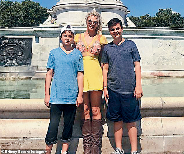 Britney細仔Jayden（左）周五被拍到在洛杉磯駕駛開篷車。