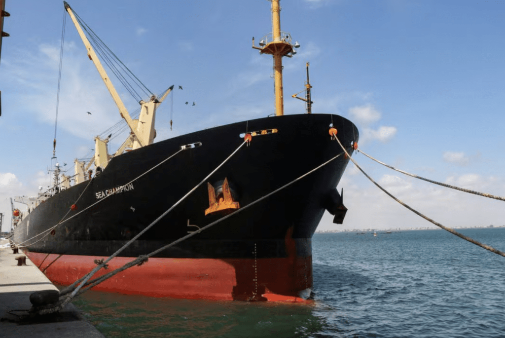2024 年 2 月 21 日，懸掛希臘國旗的散貨船 Sea Champion 停靠在也門亞丁港，該船在紅海遭到襲擊。路透社