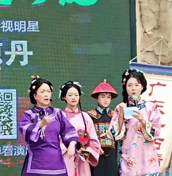 「石榴姐」苑瓊丹現身廣東一景區「打工」。 「石榴姐」苑瓊丹現身廣東一景區「打工」。