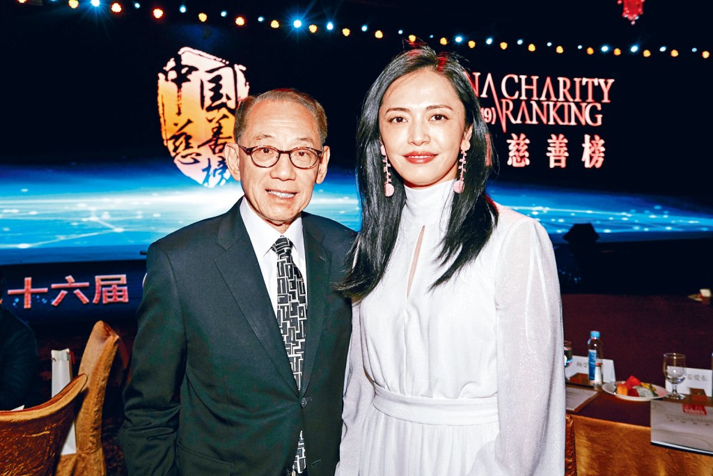 楊受成與獲得「年度慈善影響力先鋒」的姚晨合照。