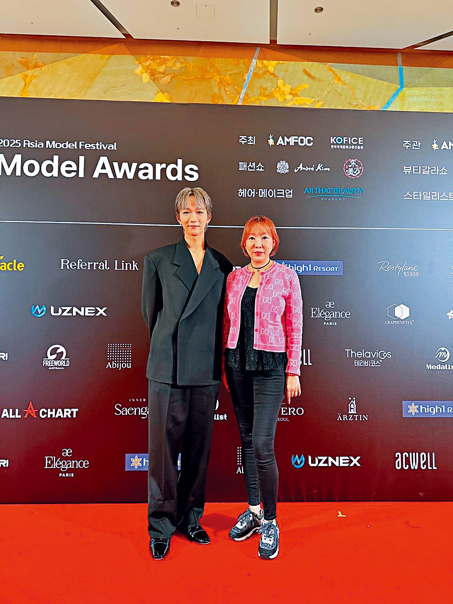 Alton與YS韓國偶像學院(香港分校)校監唐安麒合照。