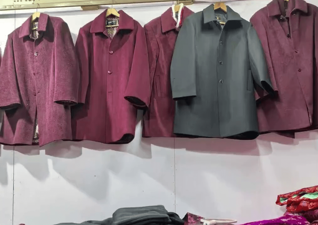 老闆娘拍片展示店內除了壽衣,還有正常人穿的衣服。 老闆娘拍片展示店內除了壽衣,還有正常人穿的衣服。