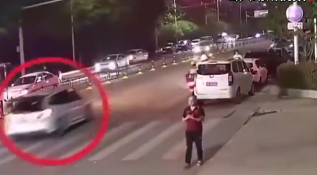 武漢交警蔣仲超因攔停衝路障汽車，被頂行逾600米殉職。微博