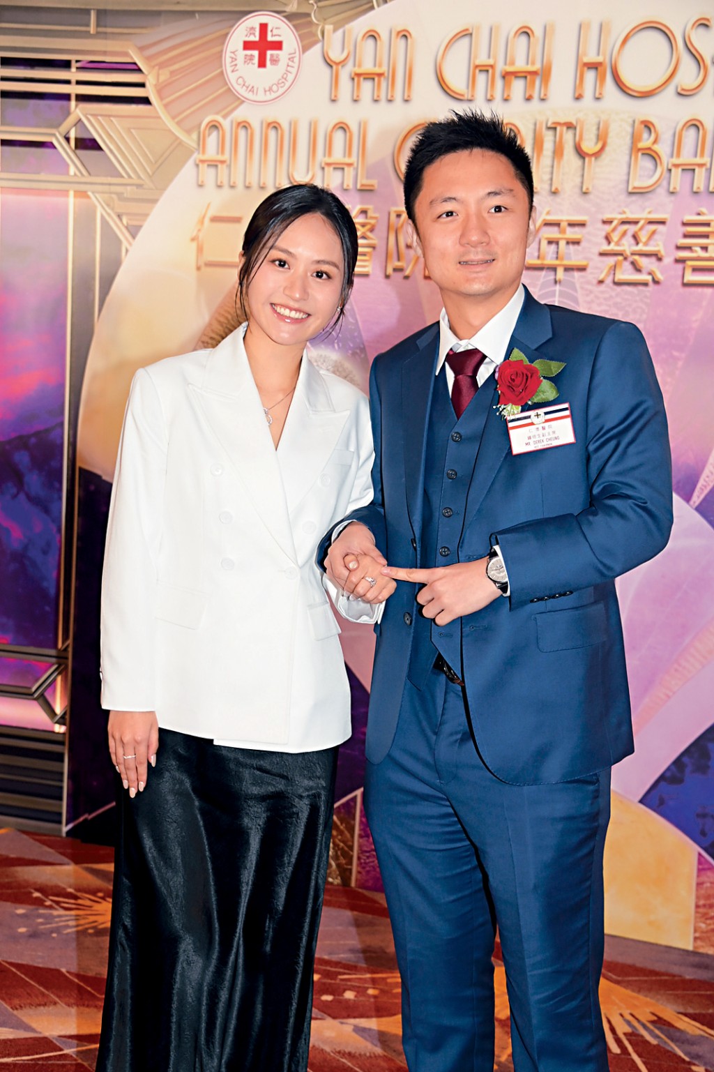 鍾培生與未婚妻莊雅婷現身晚宴，大晒閃到爆戒指。