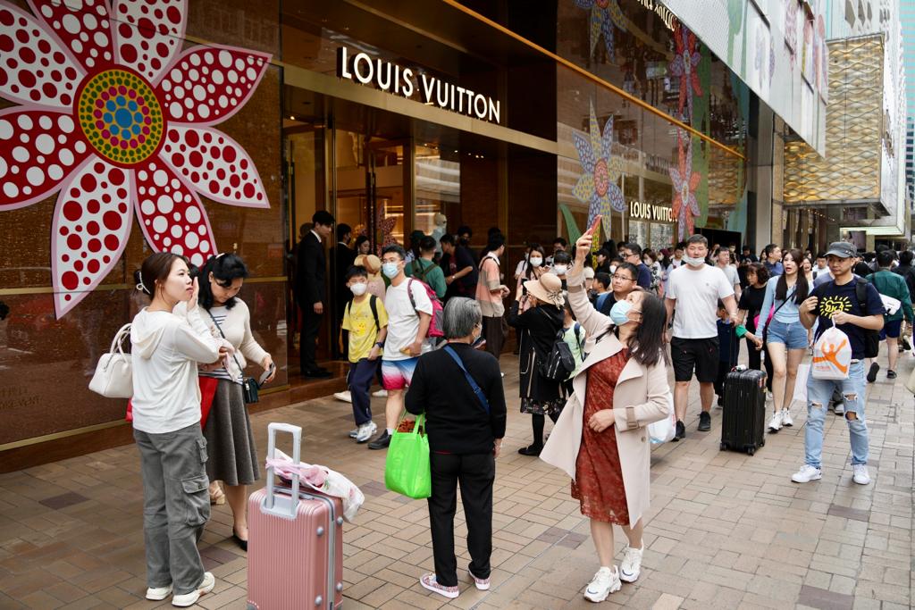 截至晚上9時,本港約有67萬人次出入境,與昨日同時間的數字相若。蘇正謙攝