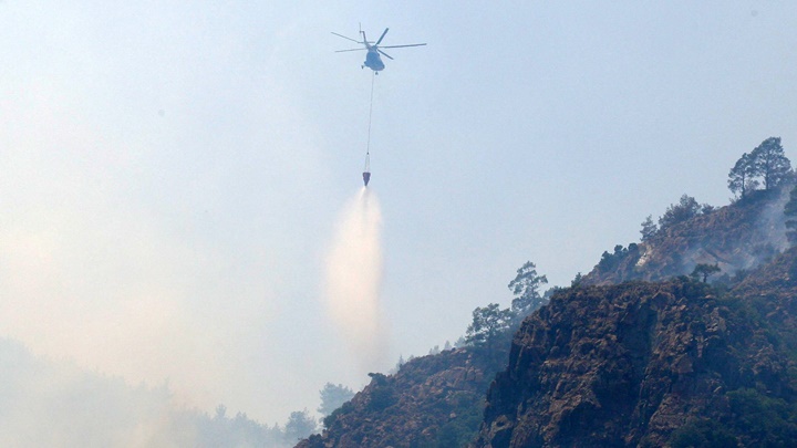 直升機在火場投擲水彈以控制火勢。路透社圖片