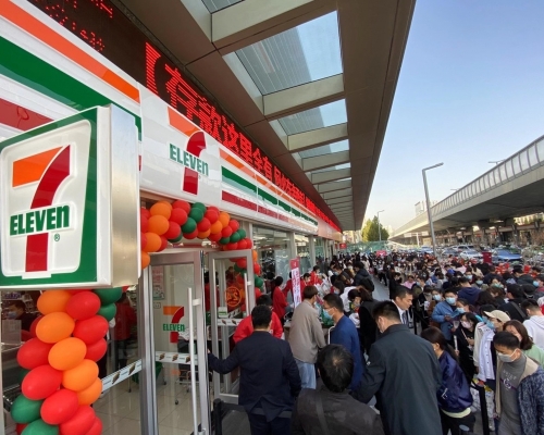 河南鄭州首間 7-11 便利店開張，吸引大批市民排隊光顧。 微博圖