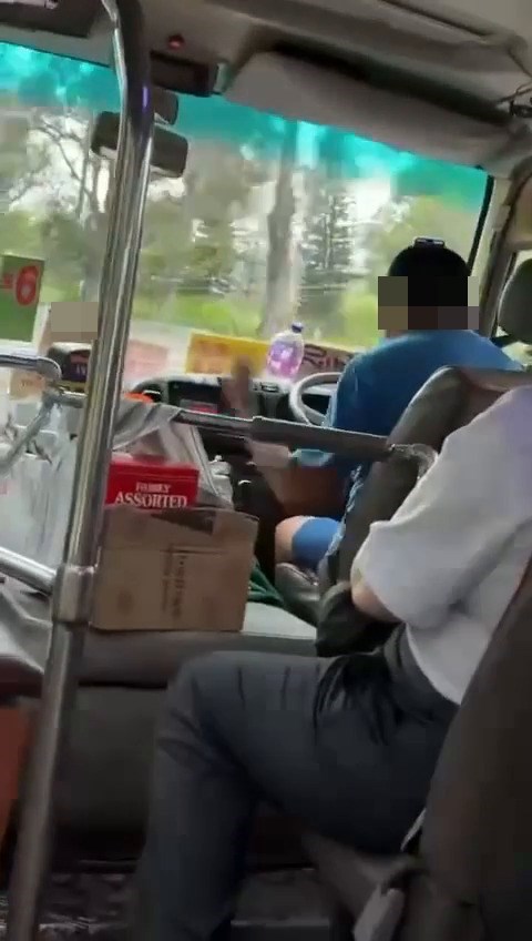 司機坐著的身軀在手舞足蹈,百忙的左手隨音樂像打功夫般舞動,左腳也隨拍子興奮地搖動。fb「車cam L(香港群組)」截圖 司機坐著的身軀在手舞足蹈,百忙的左手隨音樂像打功夫般舞動,左腳也隨拍子興奮地搖動。fb「車cam L(香港群組)」截圖