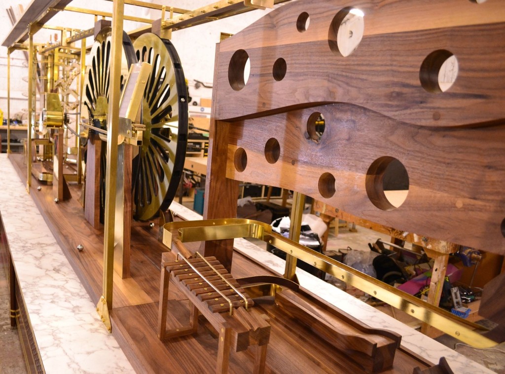 「朱古力奇想曲」裝置由一粒粒彈珠引發，最終將朱古力製成薄片。