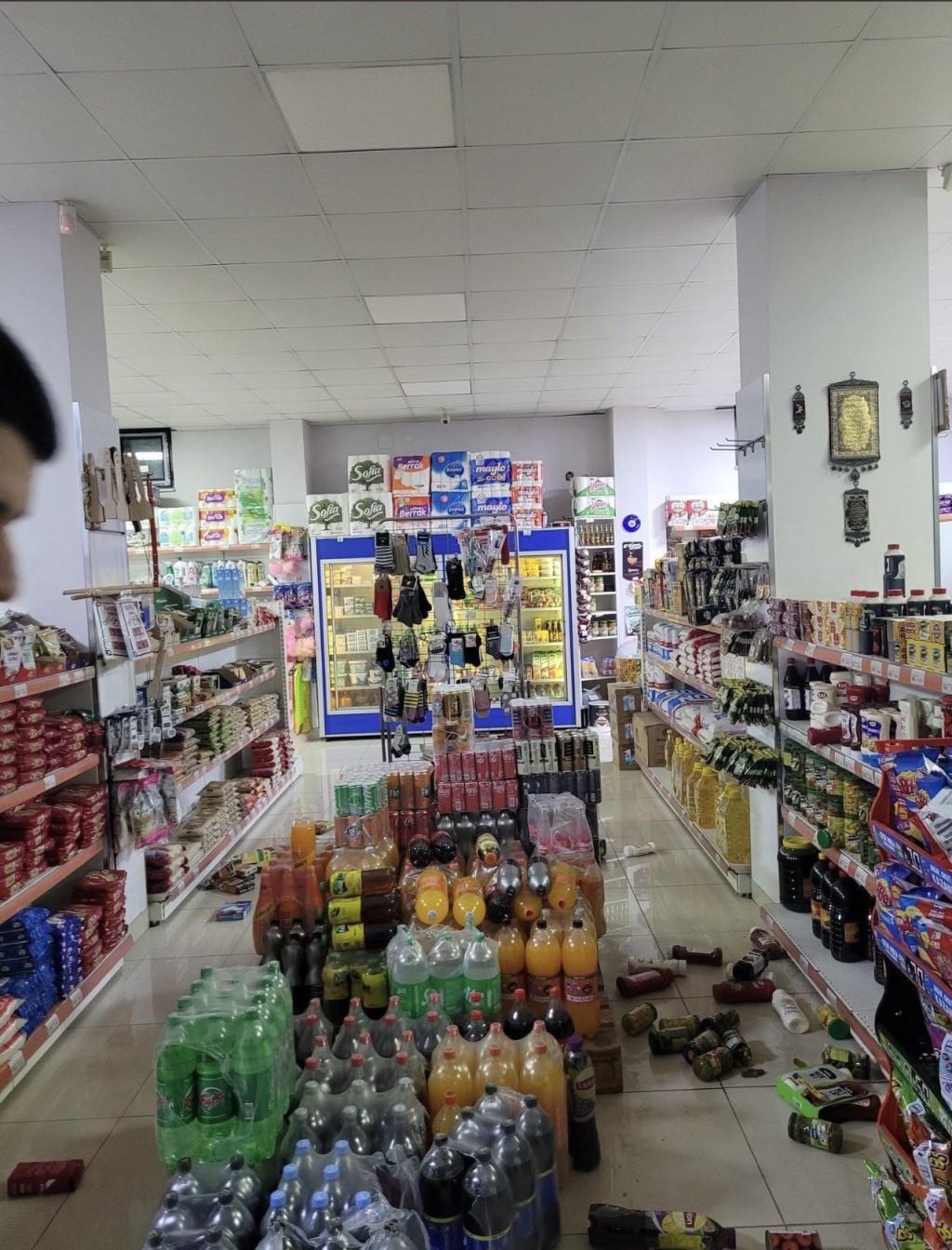 当地居民发布照片显示超市大量货物倒地。