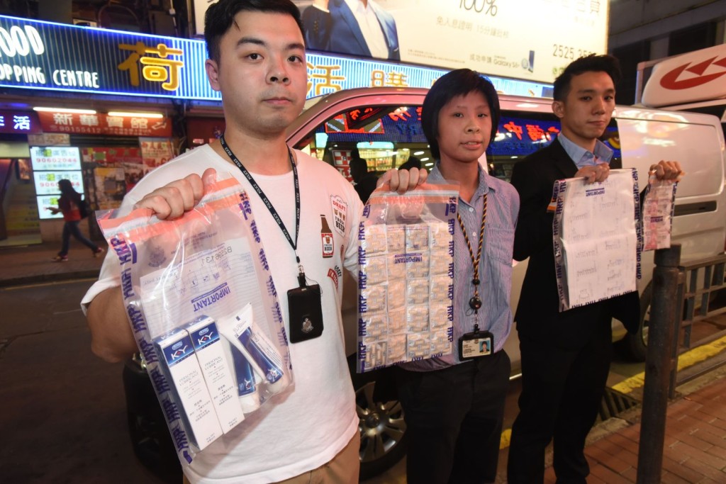 警方檢獲避孕套及毛巾等證物。徐裕民攝