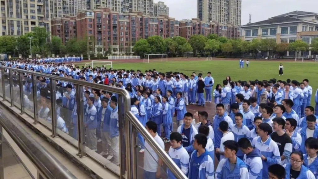 浙江一所中学把学生疏散到操场。
