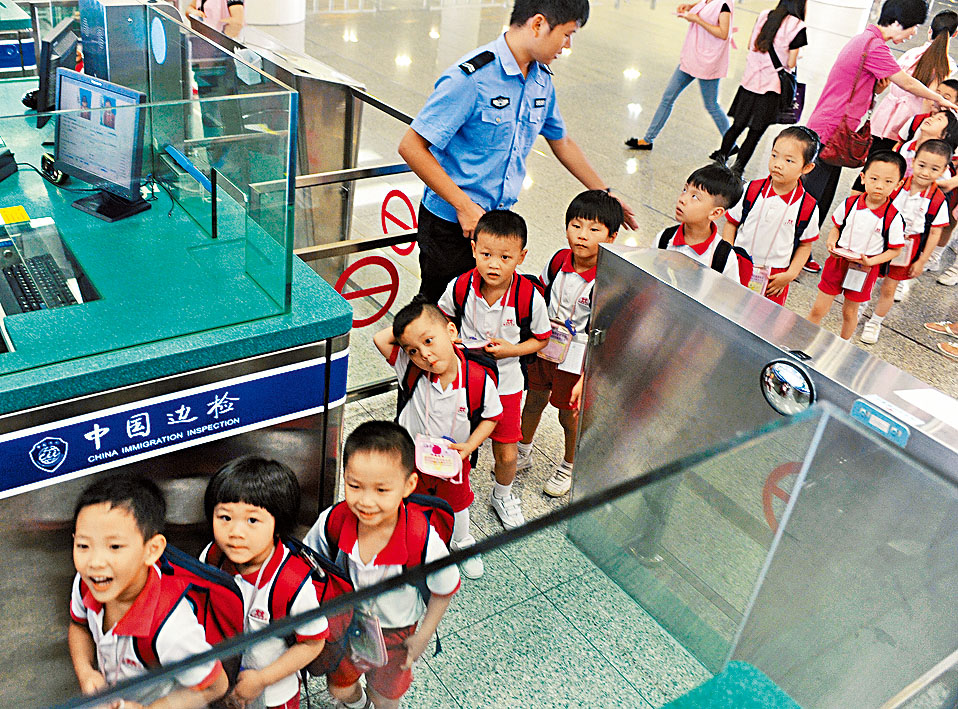 跨境学生经口岸返港上课的场面，有望下月重现。