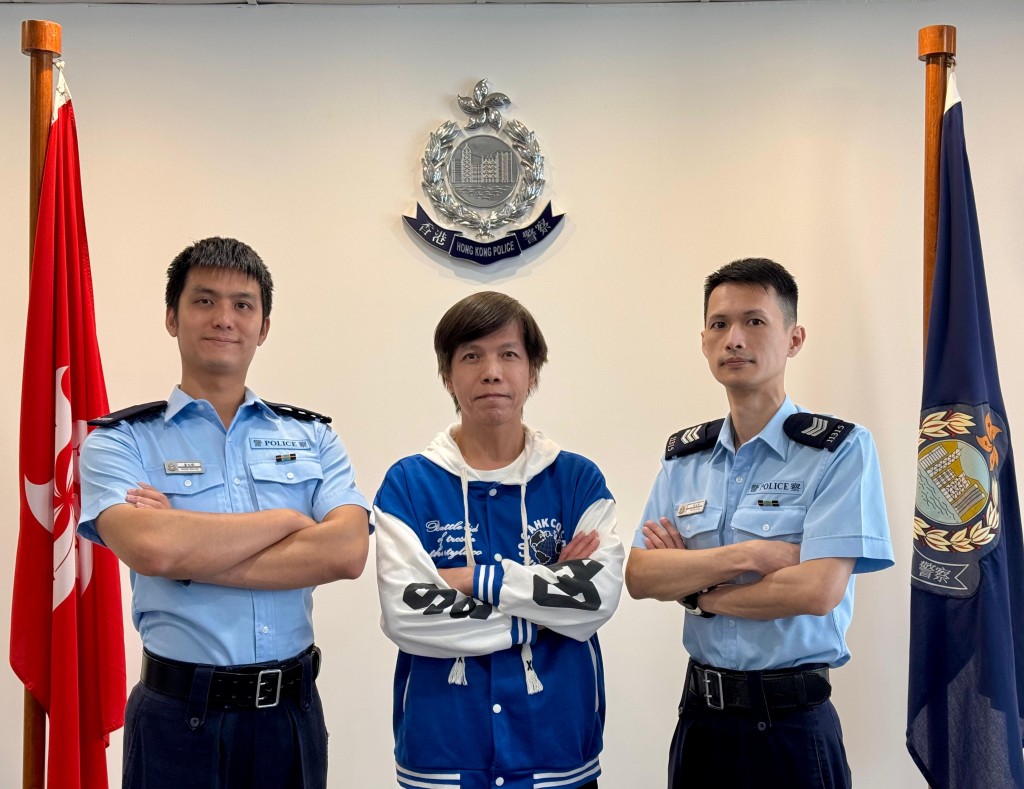 王永浩(中)、九龍城分區軍裝巡邏小隊署理警長蘇兆榮(右)及警員黃文諾(左)去年2月合力尋回高齡失蹤者，將走失婆婆帶回家人身邊。