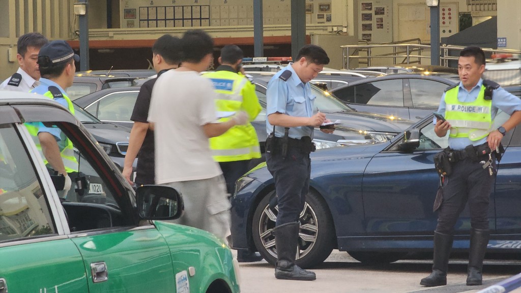 警方调查事件。黄文威摄