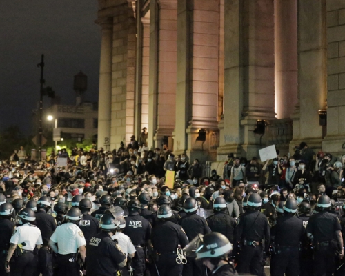 紐約市在宵禁令下繼續有民眾集會反對警暴及對黑人的歧視。AP