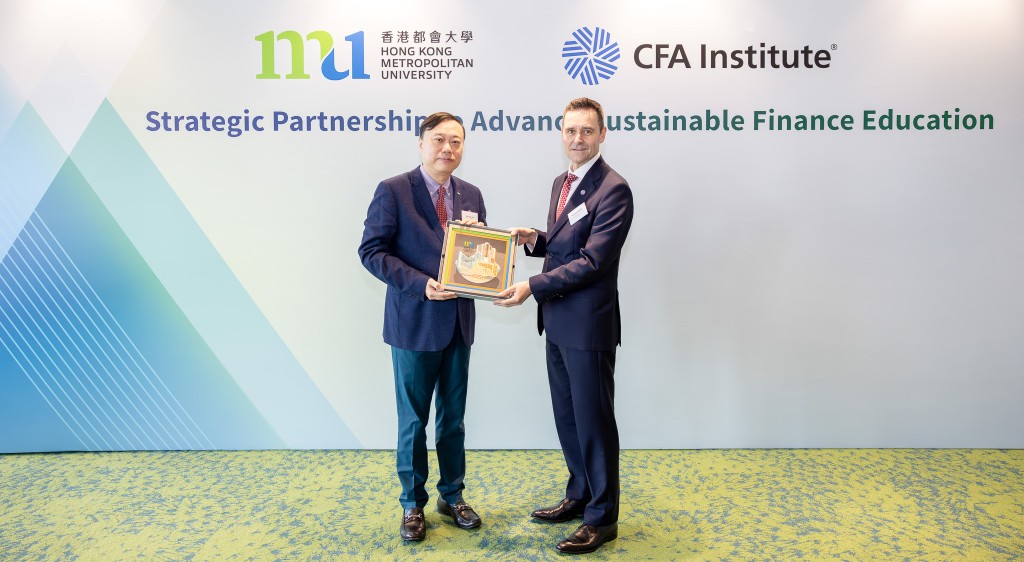 區啟明表示，期望藉著CFA協會的環球專業知識，為學生提供具前瞻性的教育，培育他們成為有道德操守。都大提供
