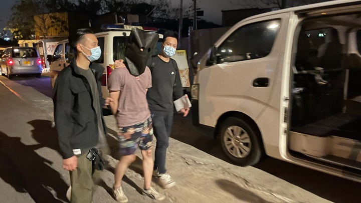 警方元朗搗毒品儲存倉，兩名男子被捕。
