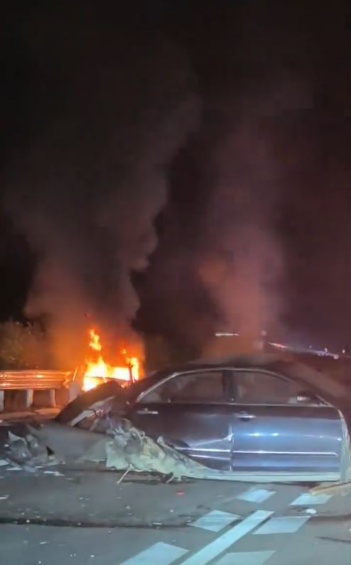 廣西有高速公路日前發生5車串燒車禍，導致2死3傷。微博