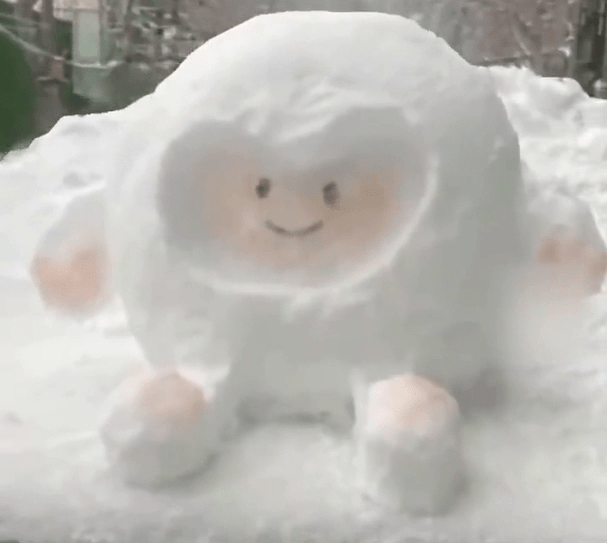 武汉一名车主在其爱车上堆起了一个可爱的雪人。