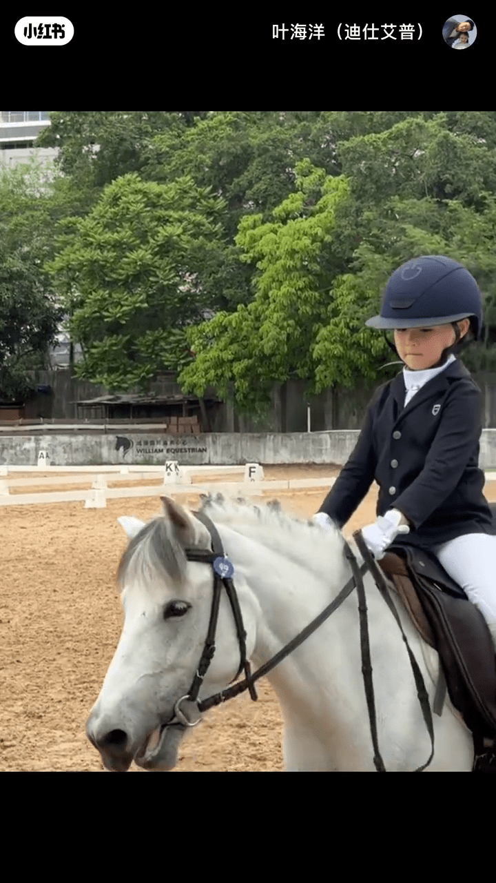 大女Doris从小已经学骑马。
