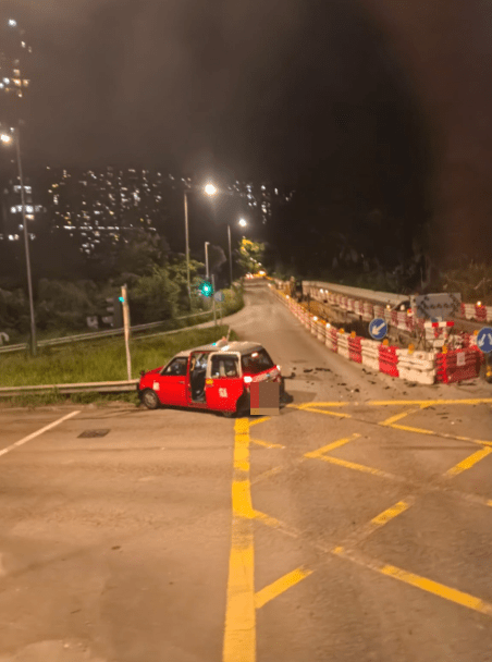 車禍後,的士撞向路中草叢圍欄,車門打開。Facebook圖片 車禍後,的士撞向路中草叢圍欄,車門打開。Facebook圖片