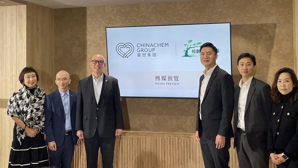 華懋執行董事兼行政總裁蔡宏興（左三）與松齡護老集團行政總裁陳業強（右三）。