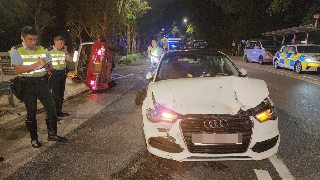 奧迪私家車車頭損毀。 奧迪私家車車頭損毀。