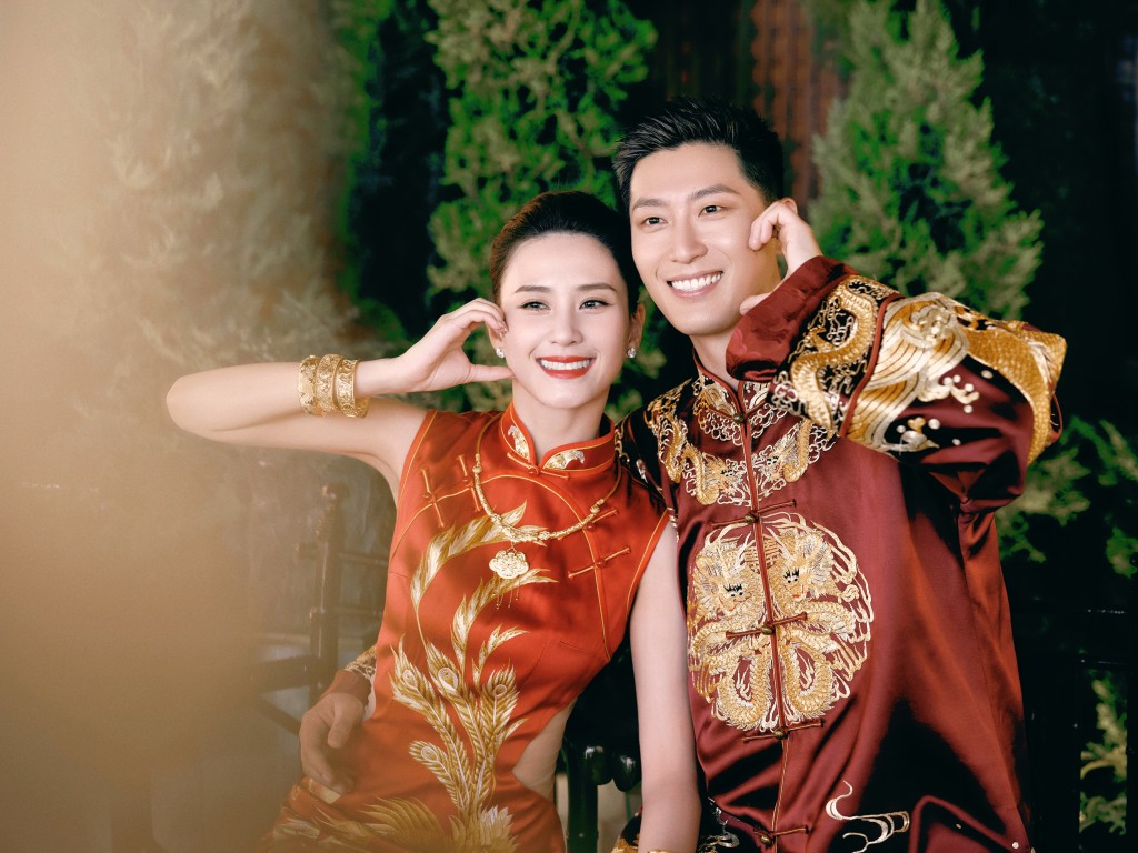 何超莲的中式婚纱，来自设计师Nora Reve的「凤羽莲步」。