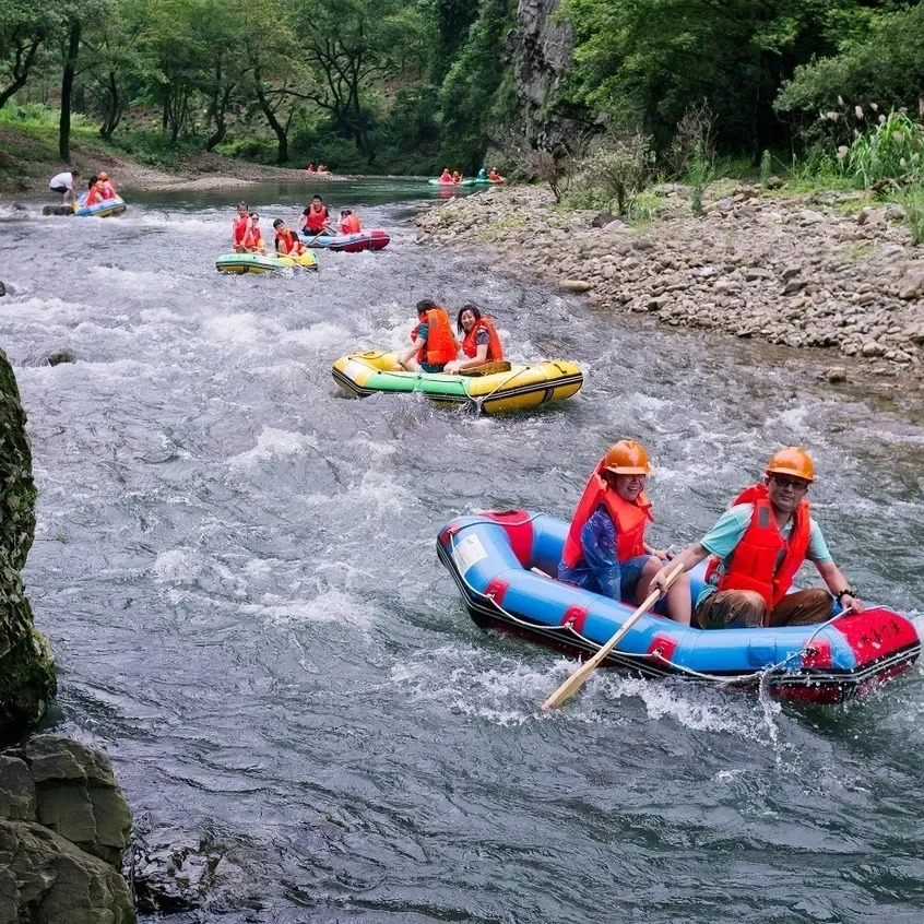 安徽涇縣有不少河道被人用作經營漂流冒險活動。小紅書