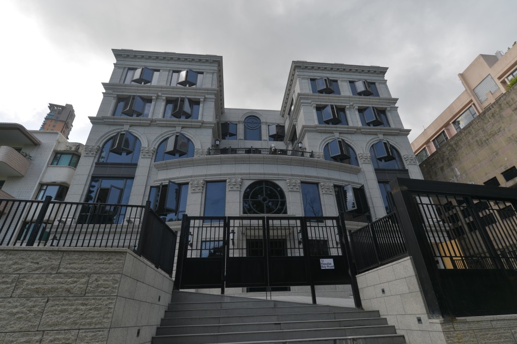 第一集团持有的港岛南区浅水湾道72号大宅最新命名为THE REPULSE PALACE，并委托代理放售。