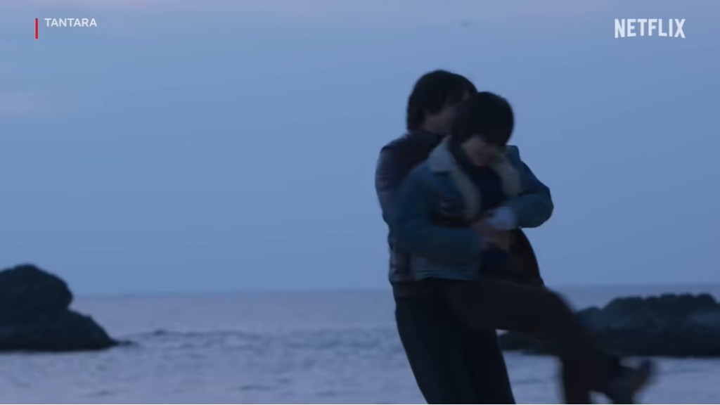 二人更有行沙灘、轉圈圈等浪漫談情場面。