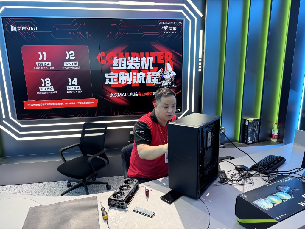 電腦區其中一個賣點是有「DIY裝機大師」，可挑選不同性能的硬件，再交由職員即場裝嵌。