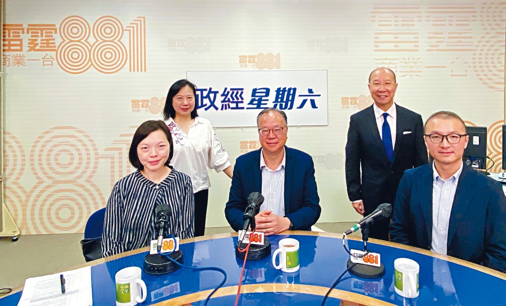 前排左起：懲教署二級校長蕭佩芬、懲教事務監督林賜良及總懲教主任李兆安出席電台節目。