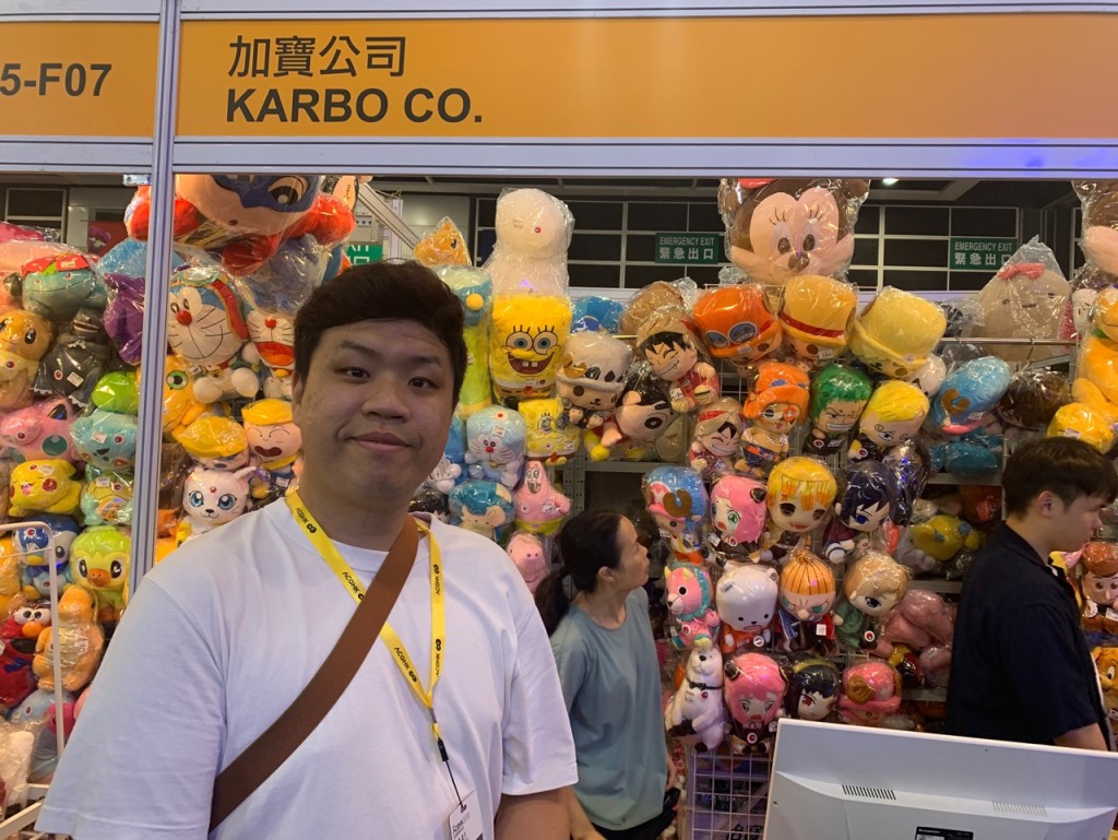贩卖毛玩偶公司负责人卓先生。马芷骞摄
