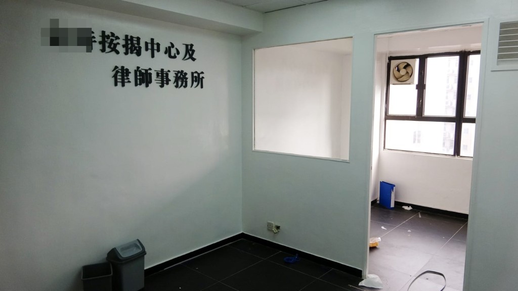 門口寫有「按揭中心及律師事務所」,但已人去樓空。 林思明攝