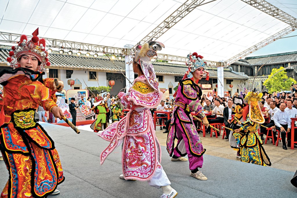 潮汕獨具特色的英歌舞表演，吸引大批遊客。