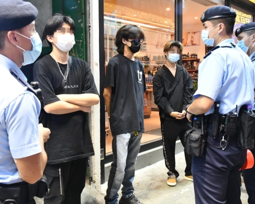 警員截查聚集人士。