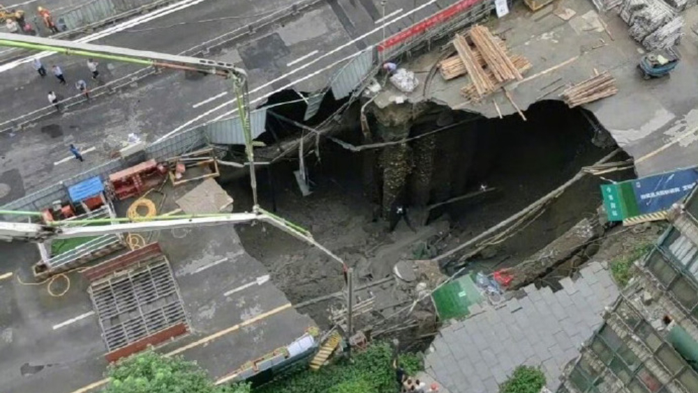 成都地鐵在建站點倒冧，地面驚現長12米大洞。