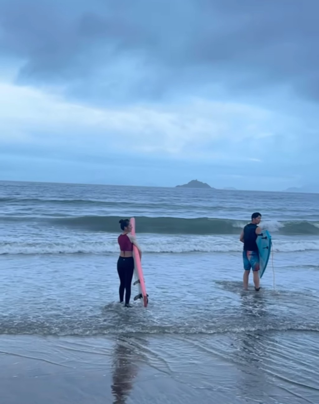 馮盈盈拿著滑浪板跟隨著型男到海邊滑浪。