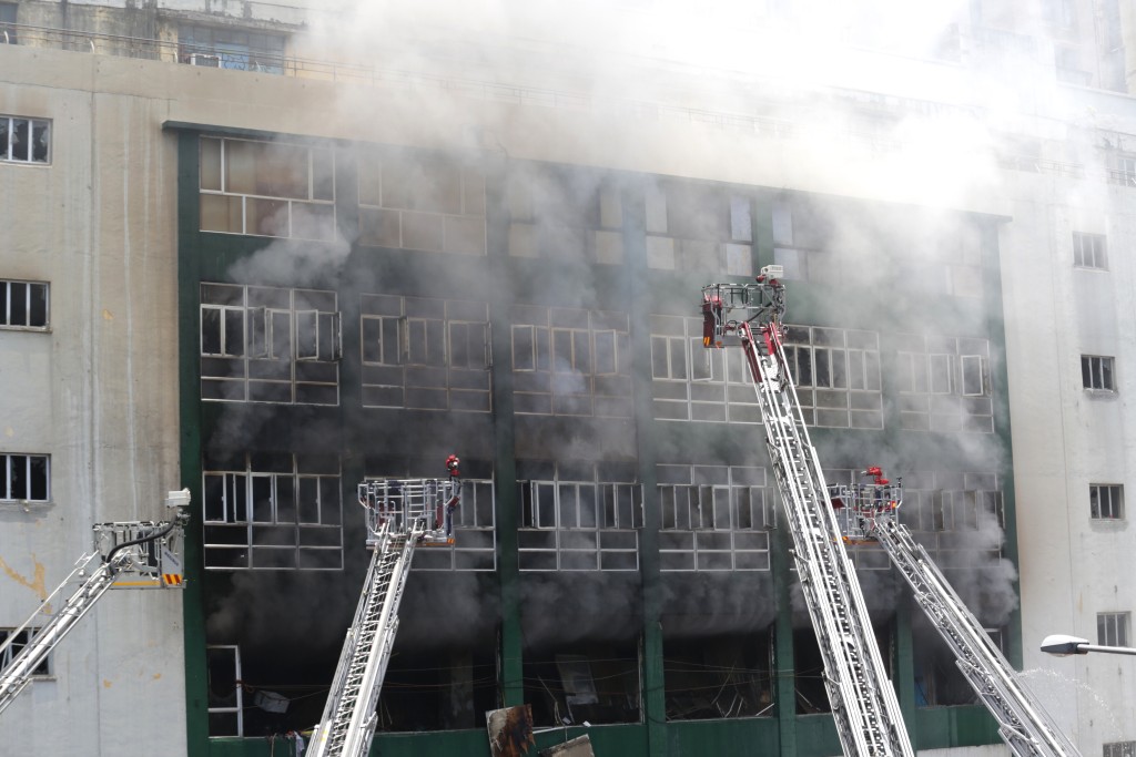 大工業村迷你倉四級大火，焚燒歷時108小時。資料圖片