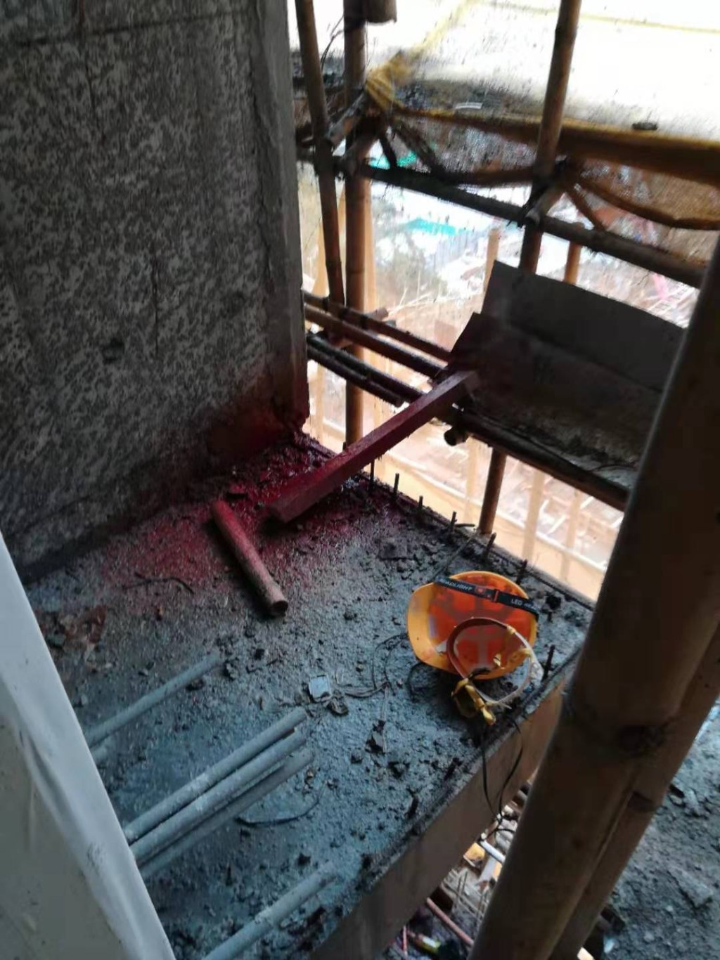 現場遺下安全帽。工友提供