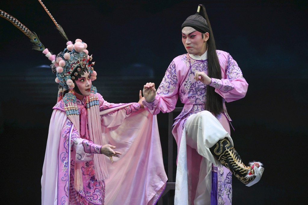 在《穆桂英》折子剧中，男女演员斗咀桥段十分鬼马。