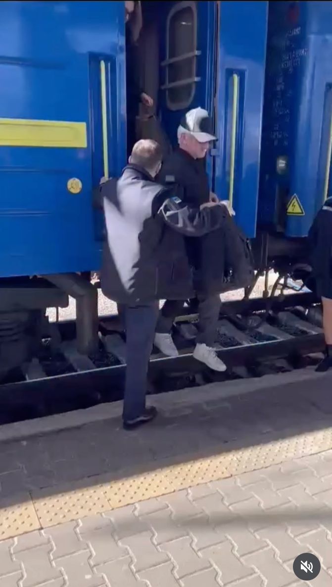 辛潘叼着煙下火車。