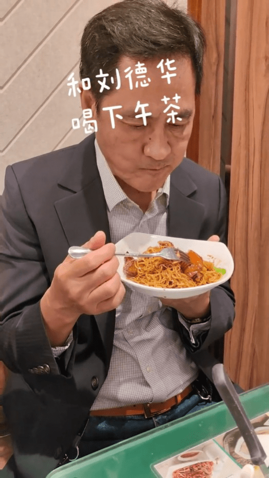 影埋姐夫食嘢。 影埋姐夫食嘢。