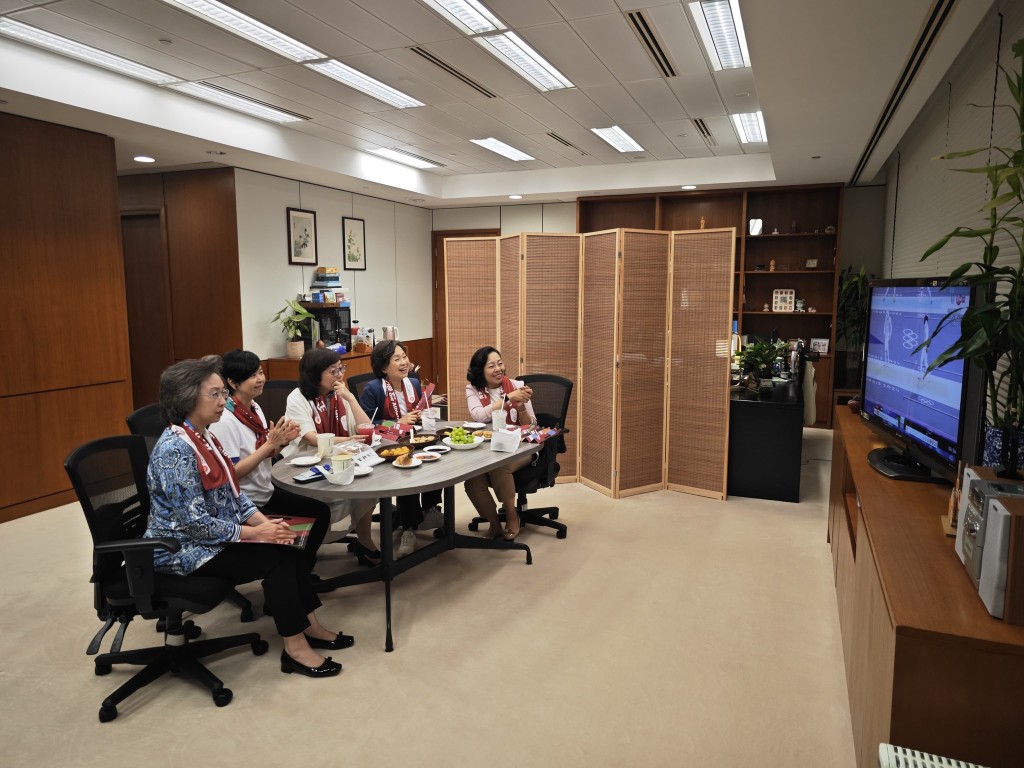 一眾女局長相約一起為香港擊劍運動員張家朗打氣。